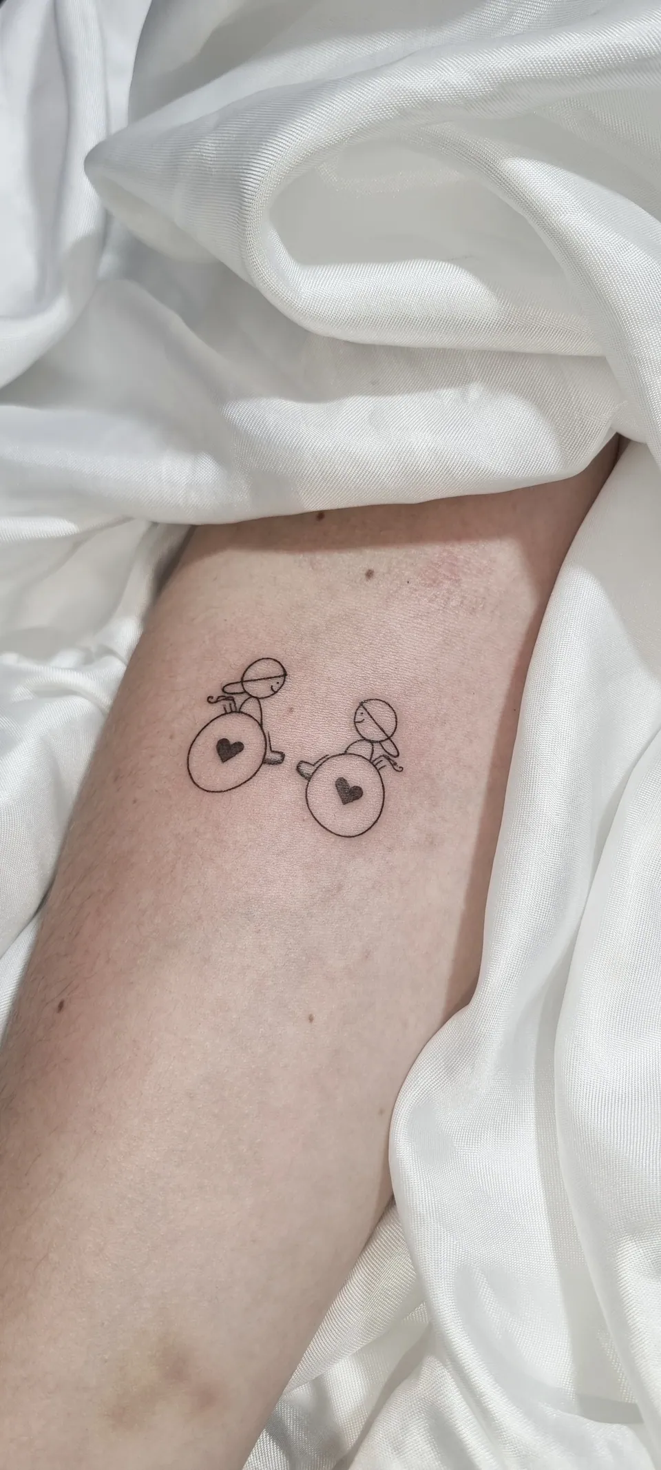 Par de bicicletas minimalistas em traço fino na costela