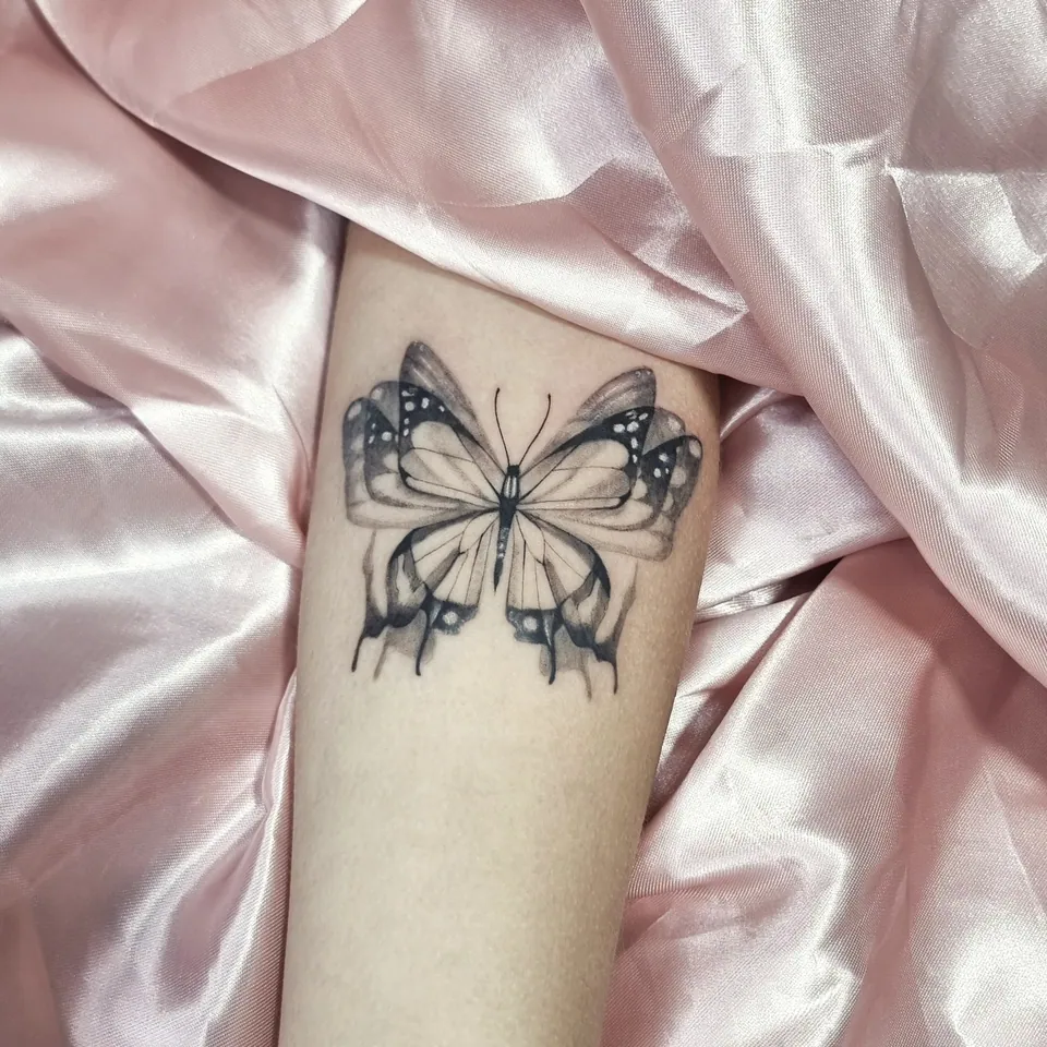 Borboleta em sombreado suave no braço