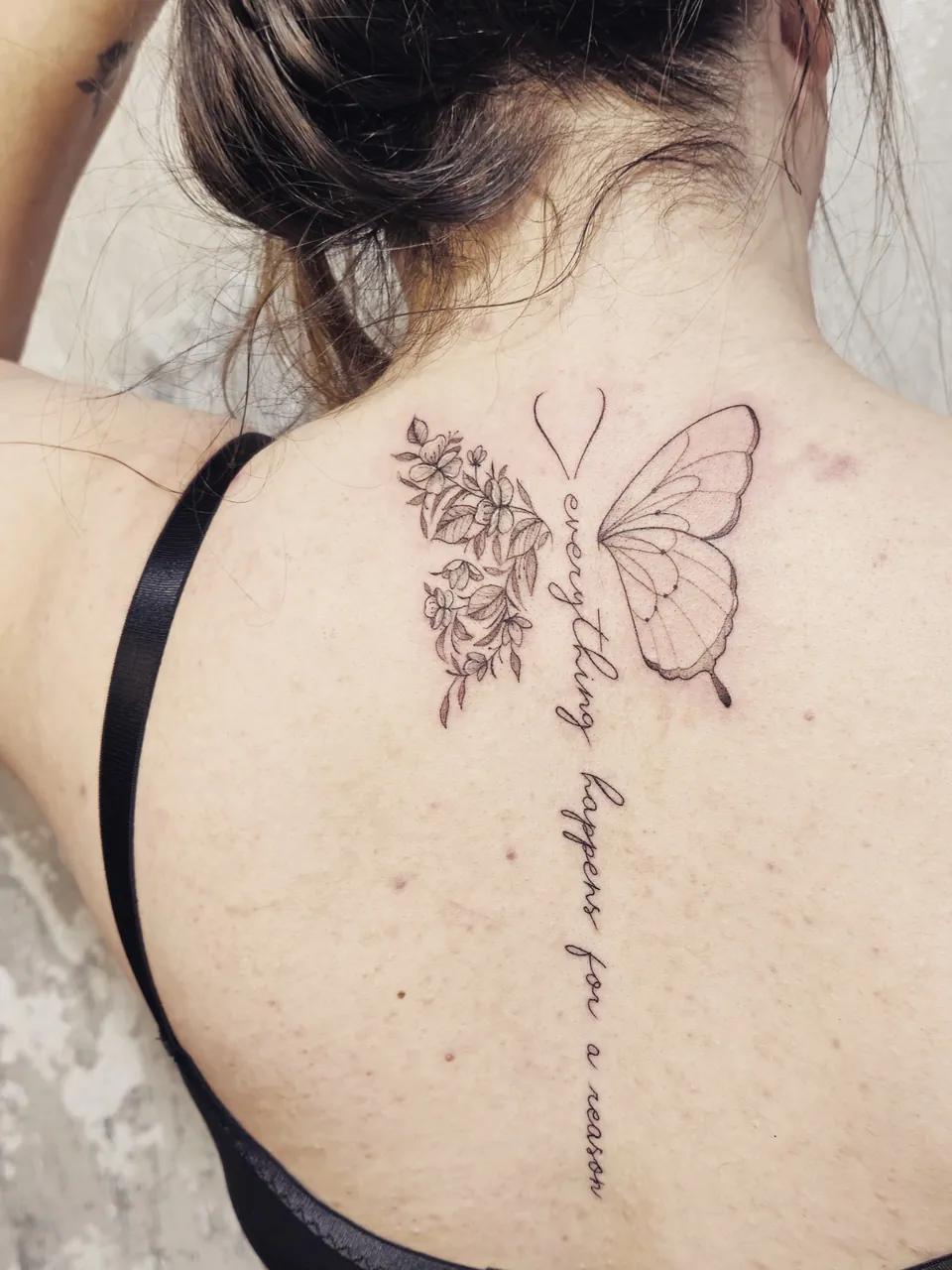 Borboleta com flores e lettering nas costas