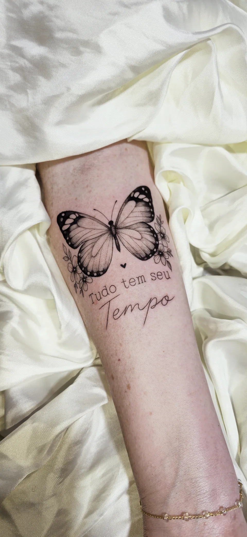 Borboleta com frase em lettering na coxa