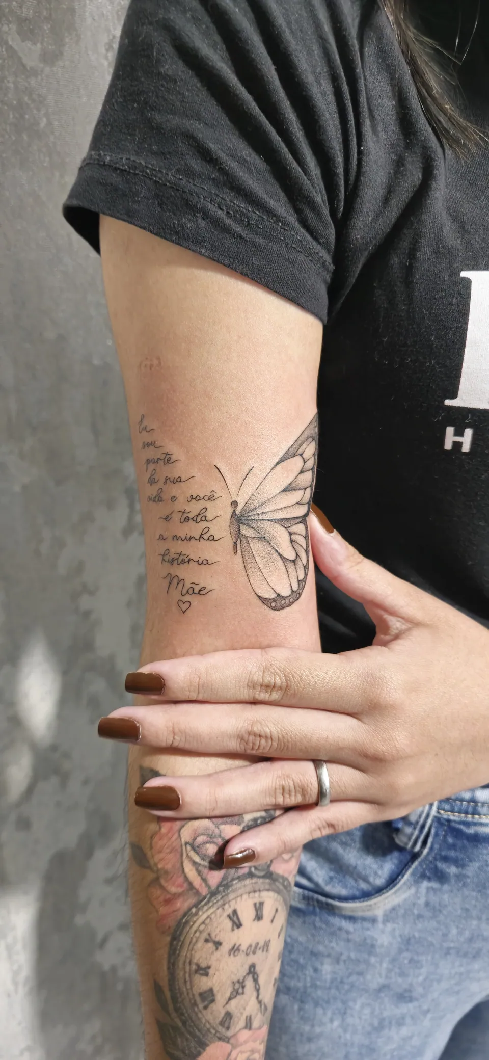Borboleta com frase de homenagem à mãe na mão