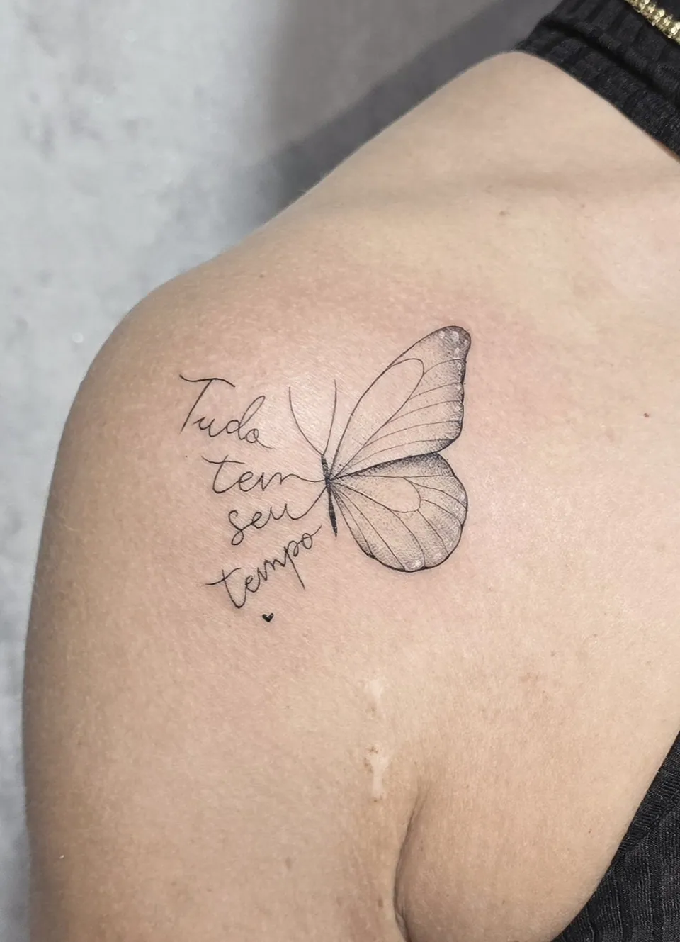 Borboleta com frase em lettering no ombro