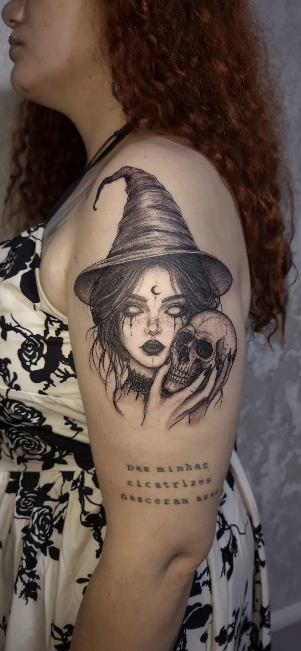 Bruxa com caveira no braço, em blackwork