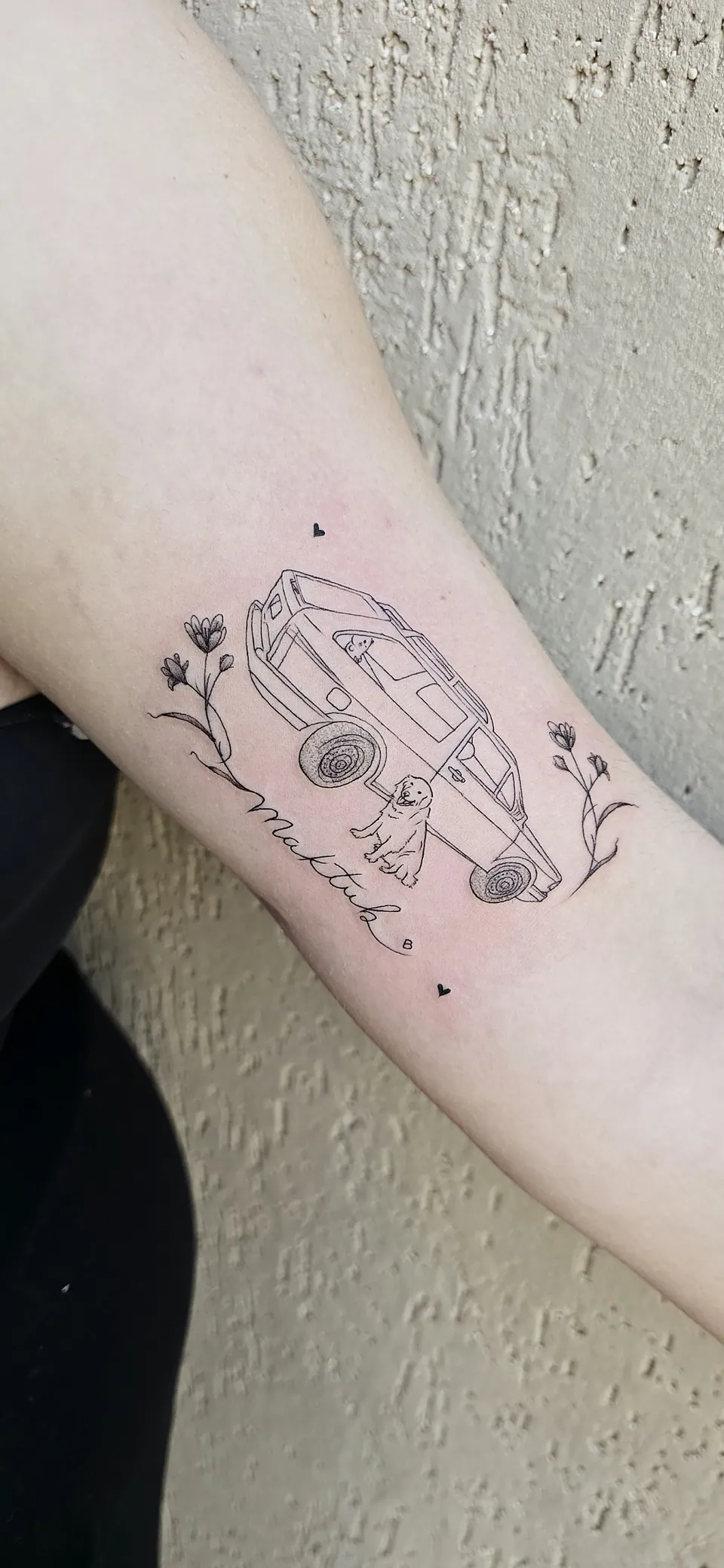 Carro com flores e lettering no antebraço