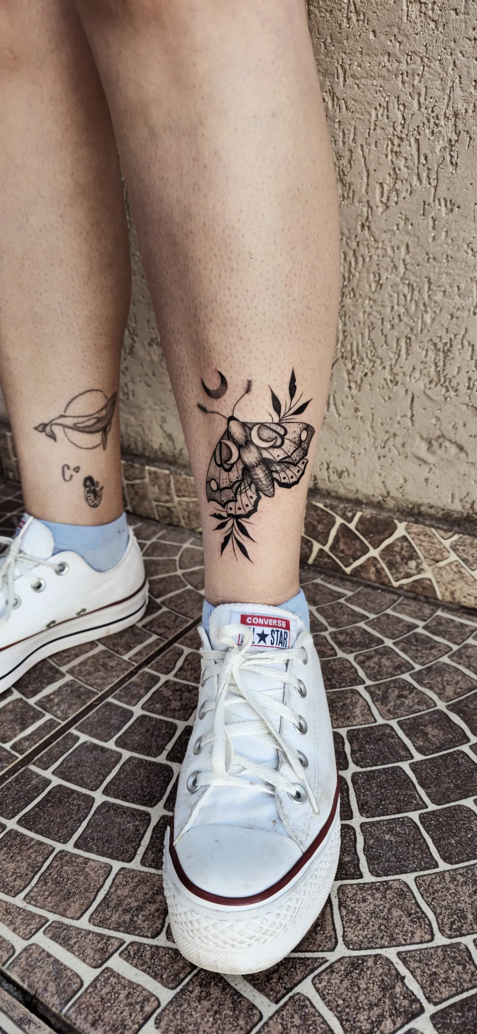 Caveira com flores e lua no tornozelo