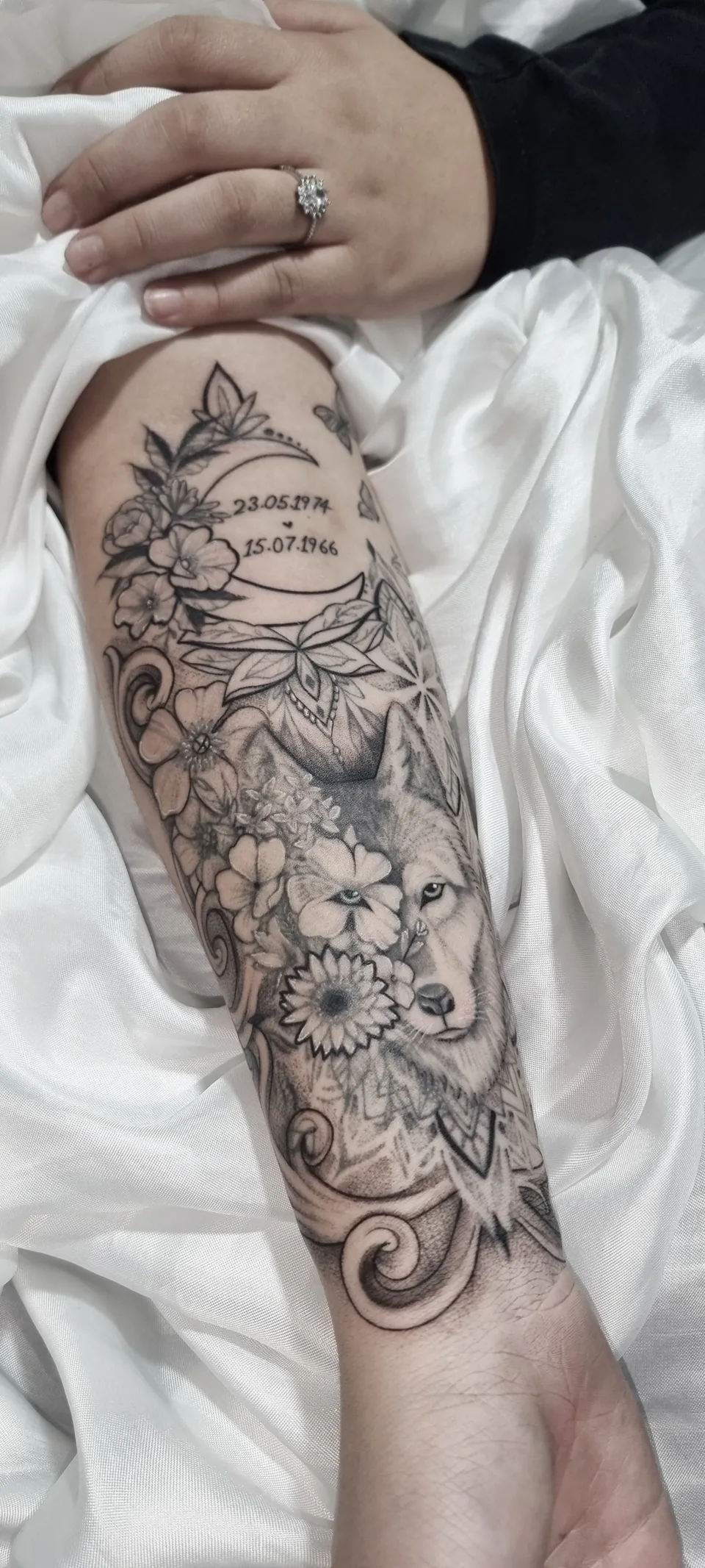 Fechamento de braço com lobo e composição floral