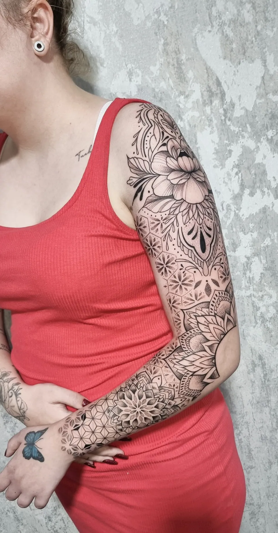 Fechamento de braço com mandalas e flores em traço fino