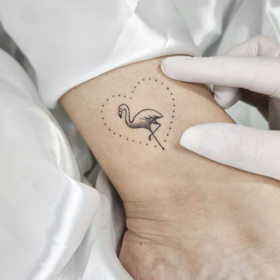 Flamingo em traço fino com pontilhismo na mão