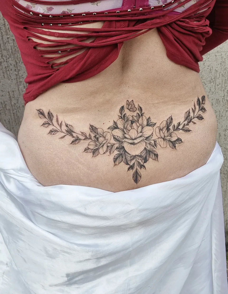 Composição floral com folhagem na região lombar