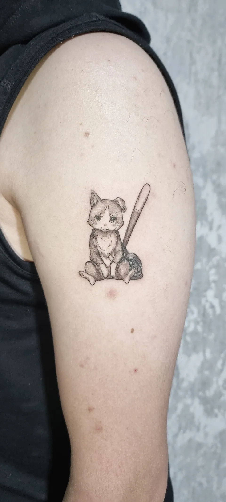 Gato ilustrado em traço fino no braço