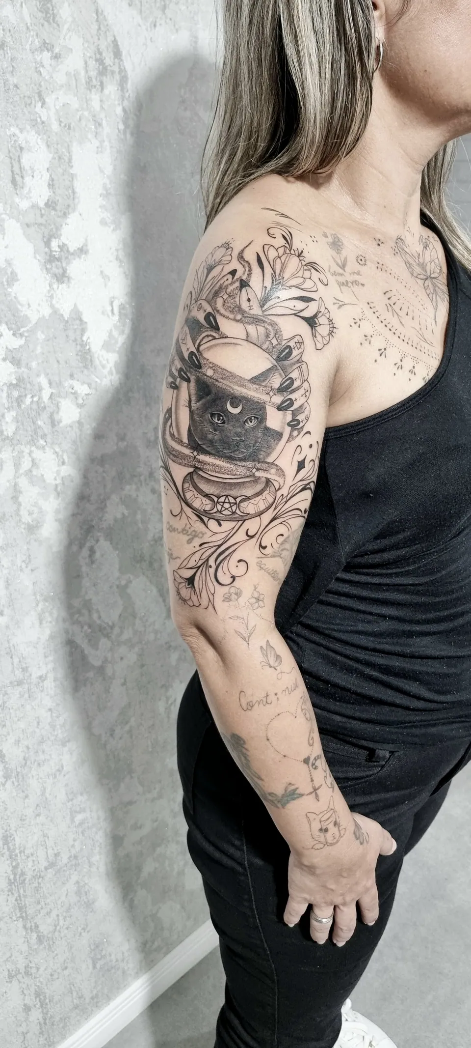 Gato místico dentro de xícara com ornamentos no braço