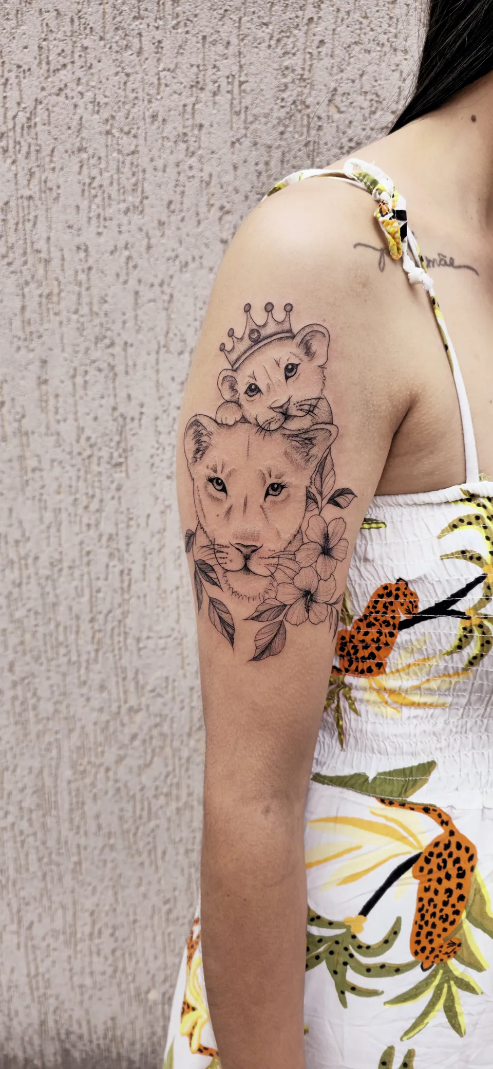 Leoa com coroa e flores de cerejeira no braço