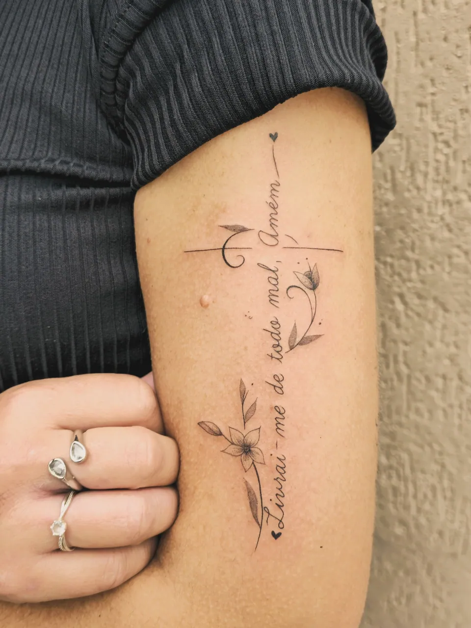 Frase em lettering com cruz no antebraço
