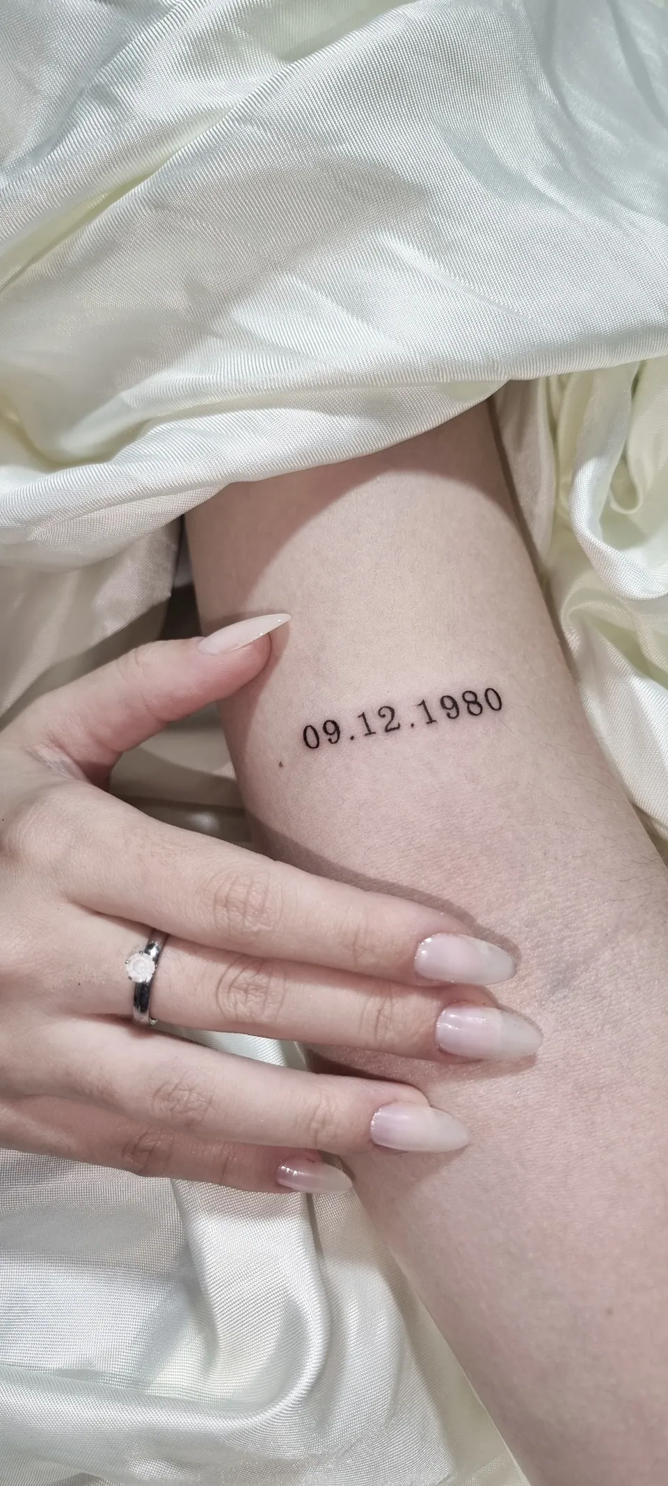 Data em lettering fino no braço