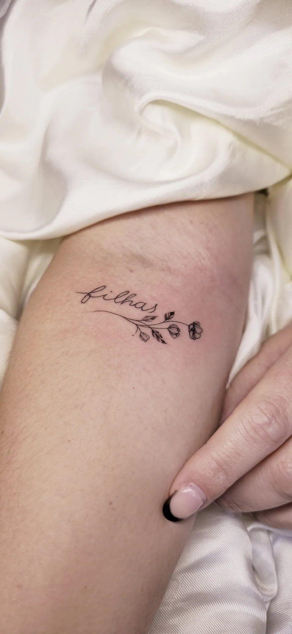 Palavra em lettering com ramo na costela