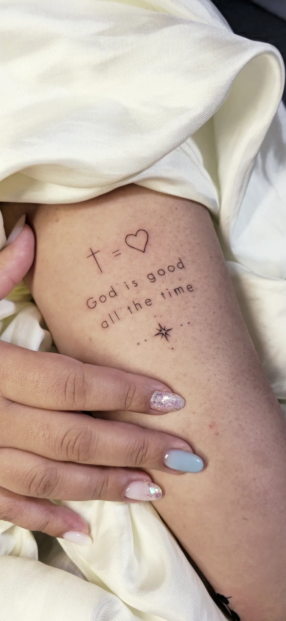 Frase em lettering com estrelas na costela
