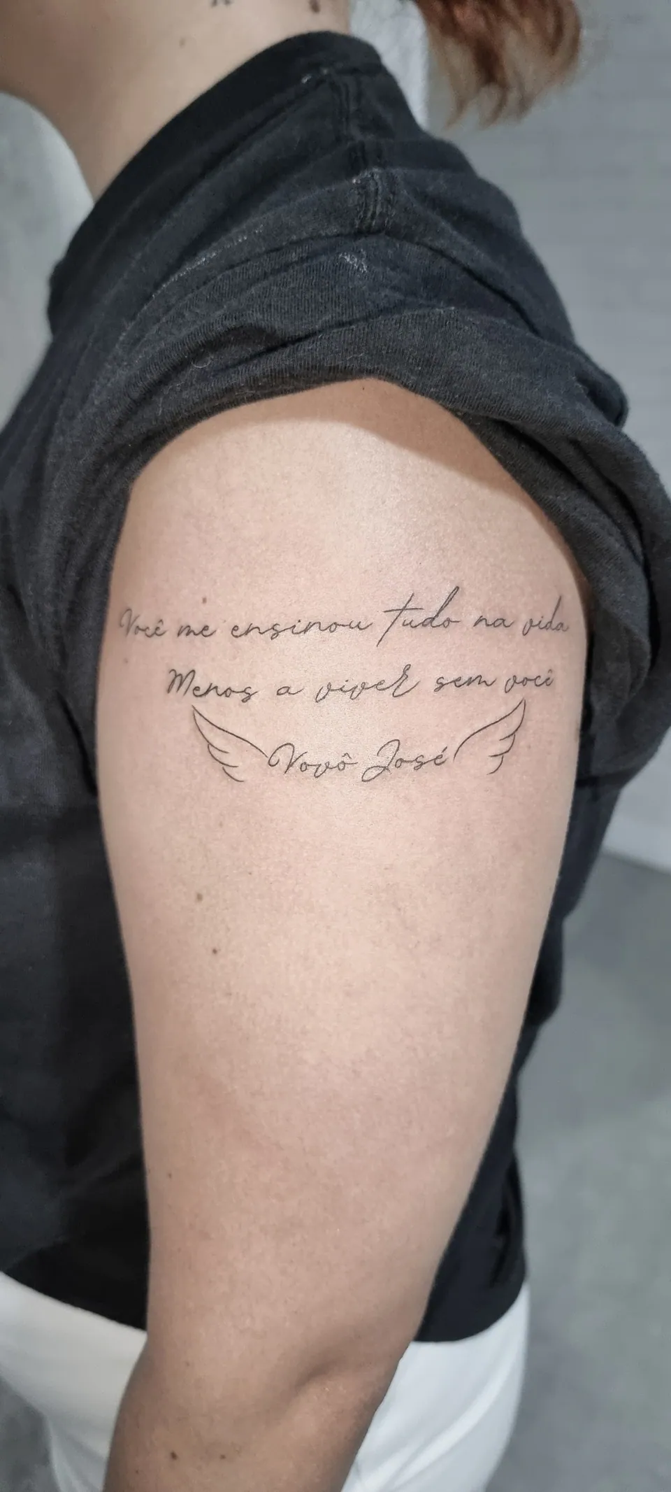 Lettering de homenagem ao avô com asa no braço