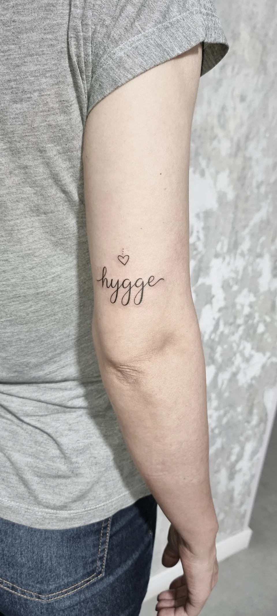 Palavra em lettering minimalista no braço