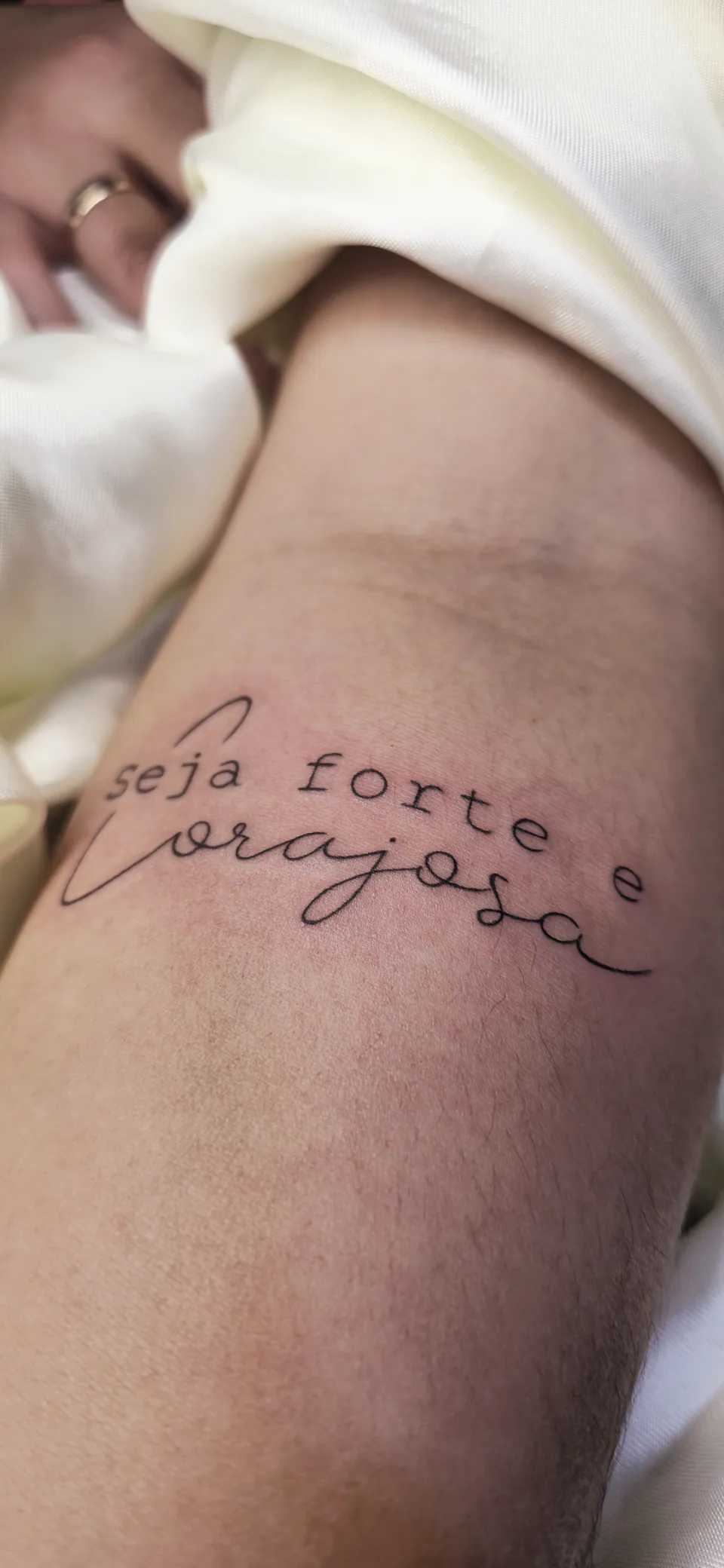 Frase em lettering na costela