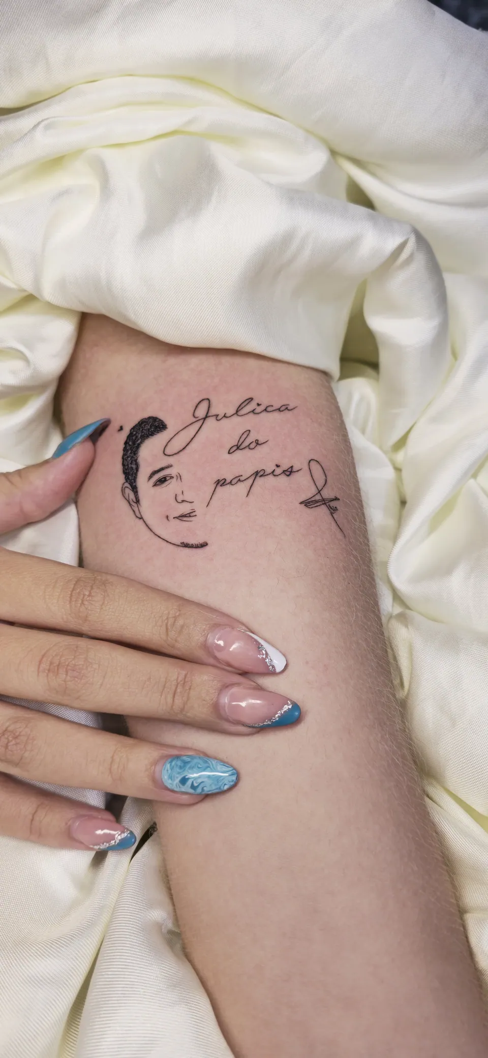 Lua com rosto e lettering nas costas
