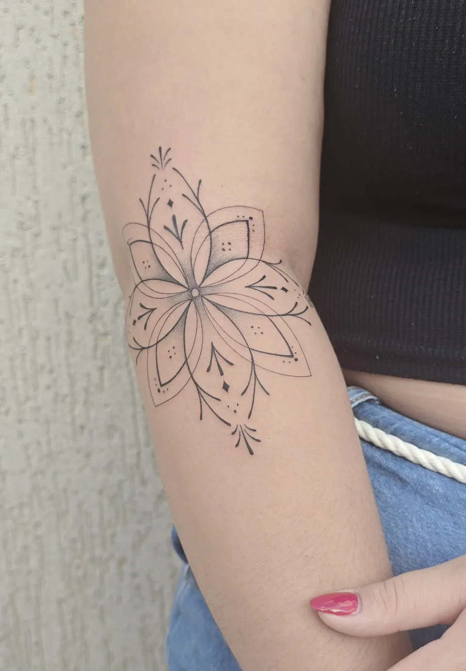 Mandala em flor de lótus no braço