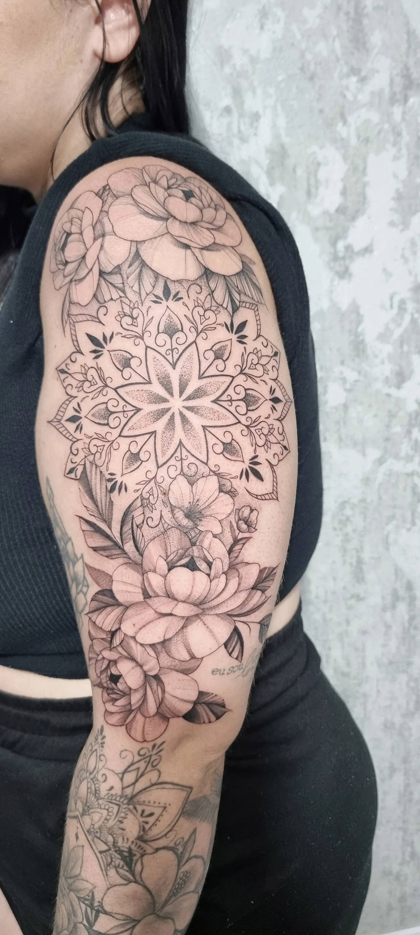 Fechamento de braço com mandala ornamental e peônia em traço fino