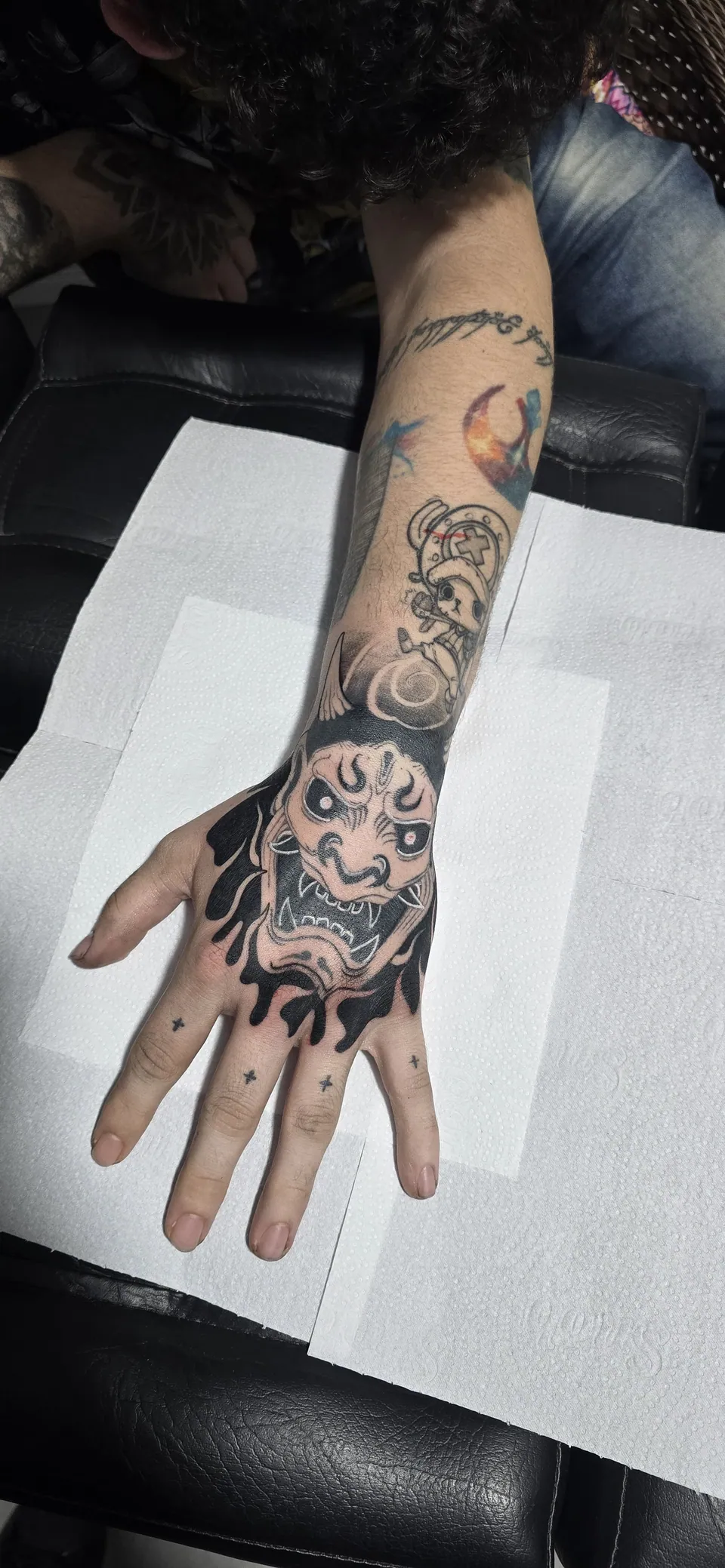 Máscara oni em blackwork na mão