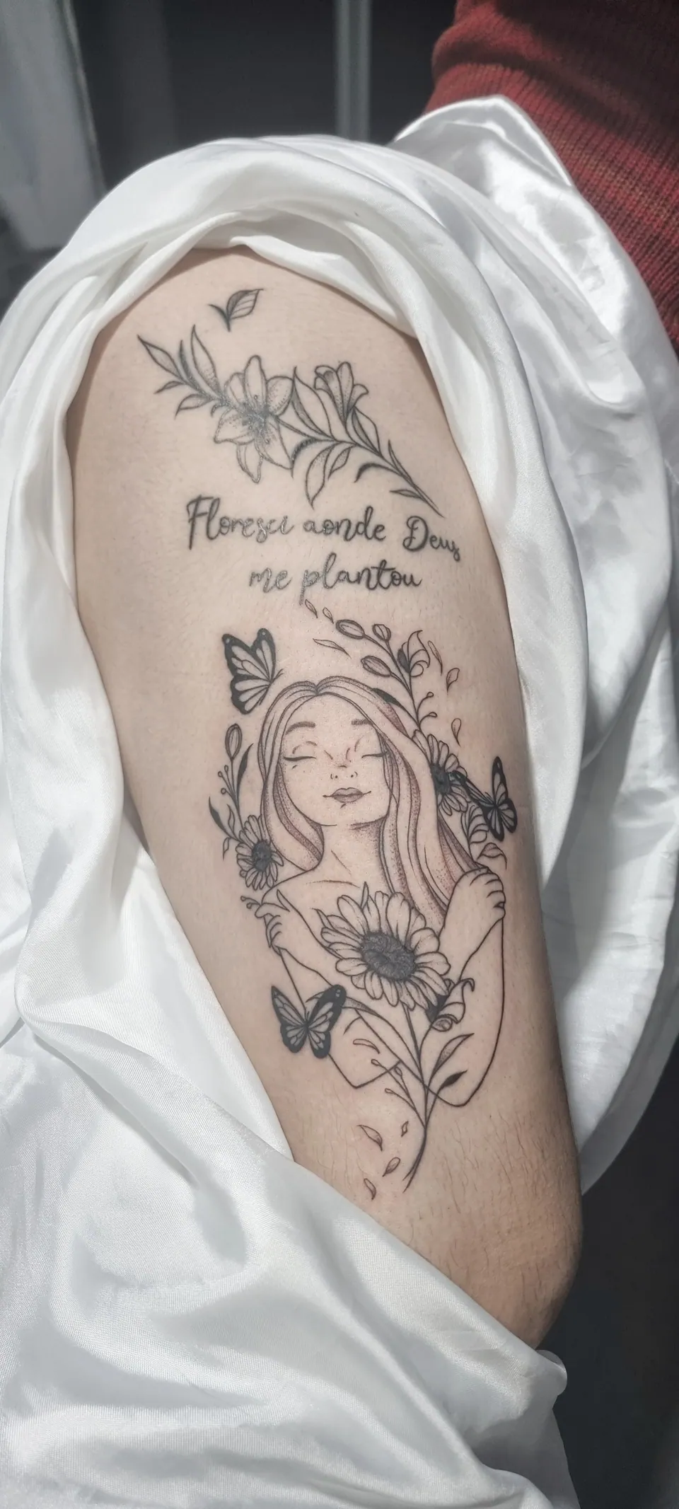Retrato feminino com girassóis e borboletas na coxa