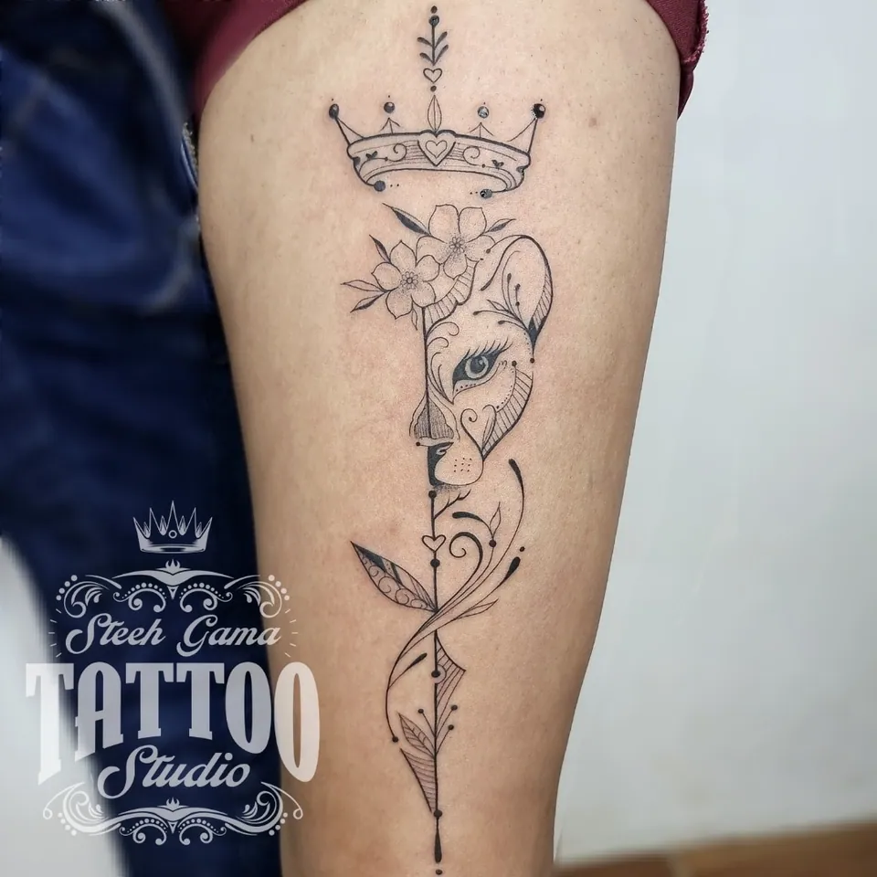 Ornamental na coxa com coroa e elementos botânicos