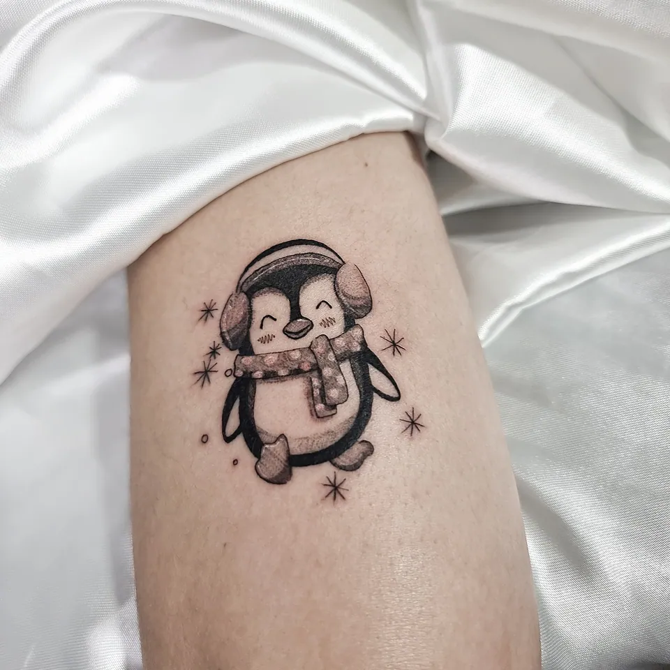 Pinguim ilustrado em traço fino na coxa