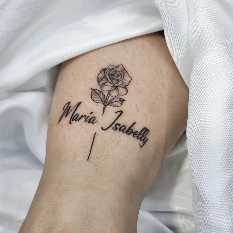 Rosa com nome em lettering no braço