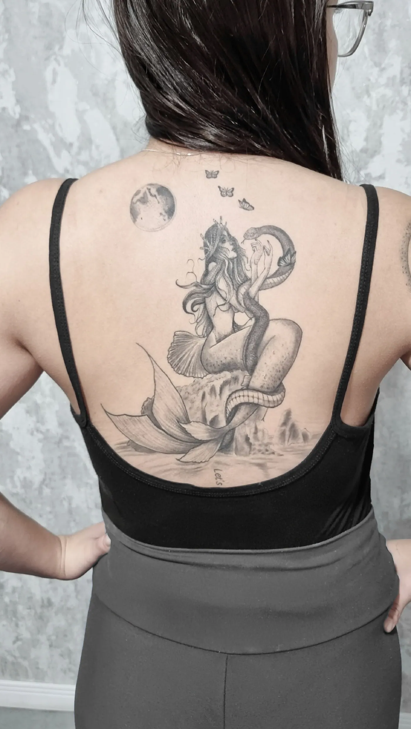 Sereia com lua e borboletas nas costas