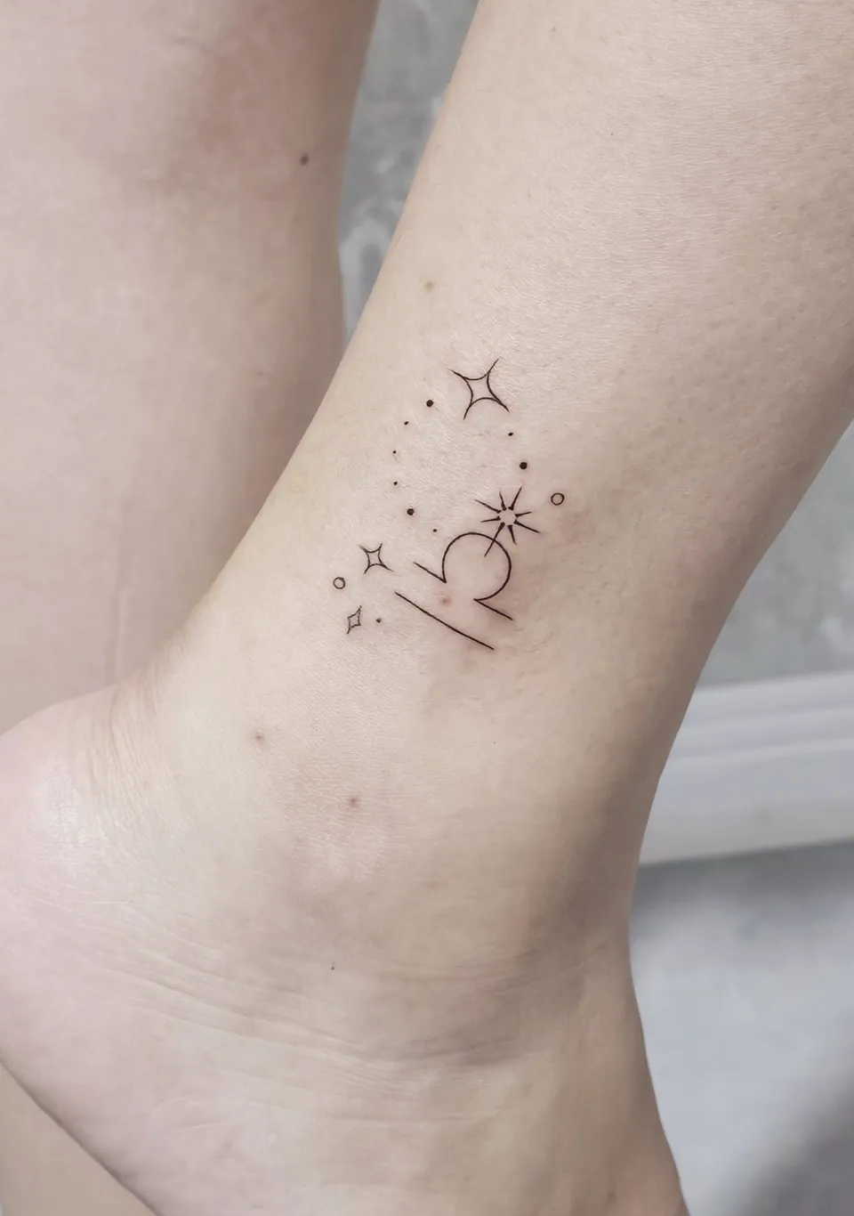 Signo de câncer com estrelas no tornozelo