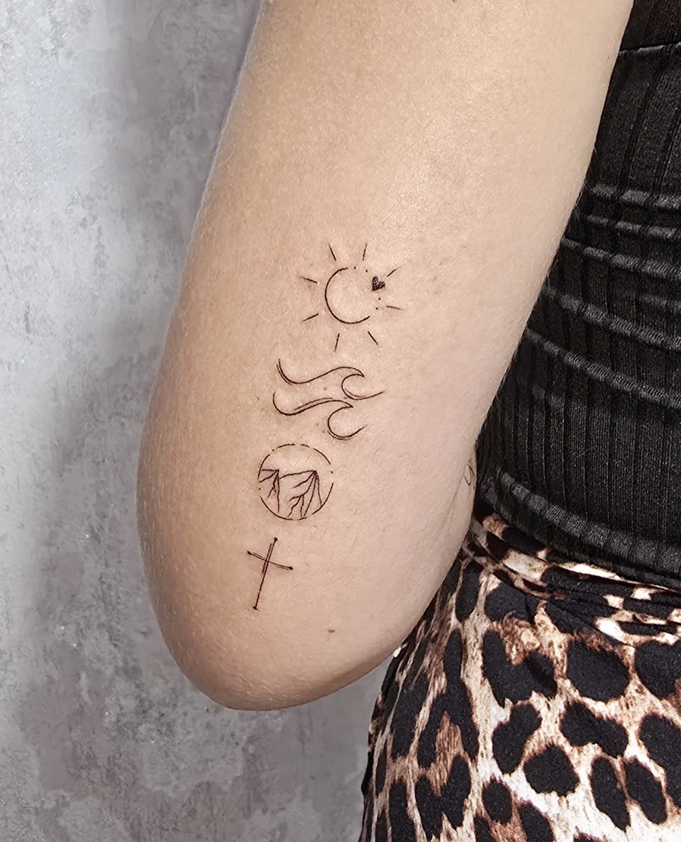 Sol, lua e símbolos místicos acima do cotovelo