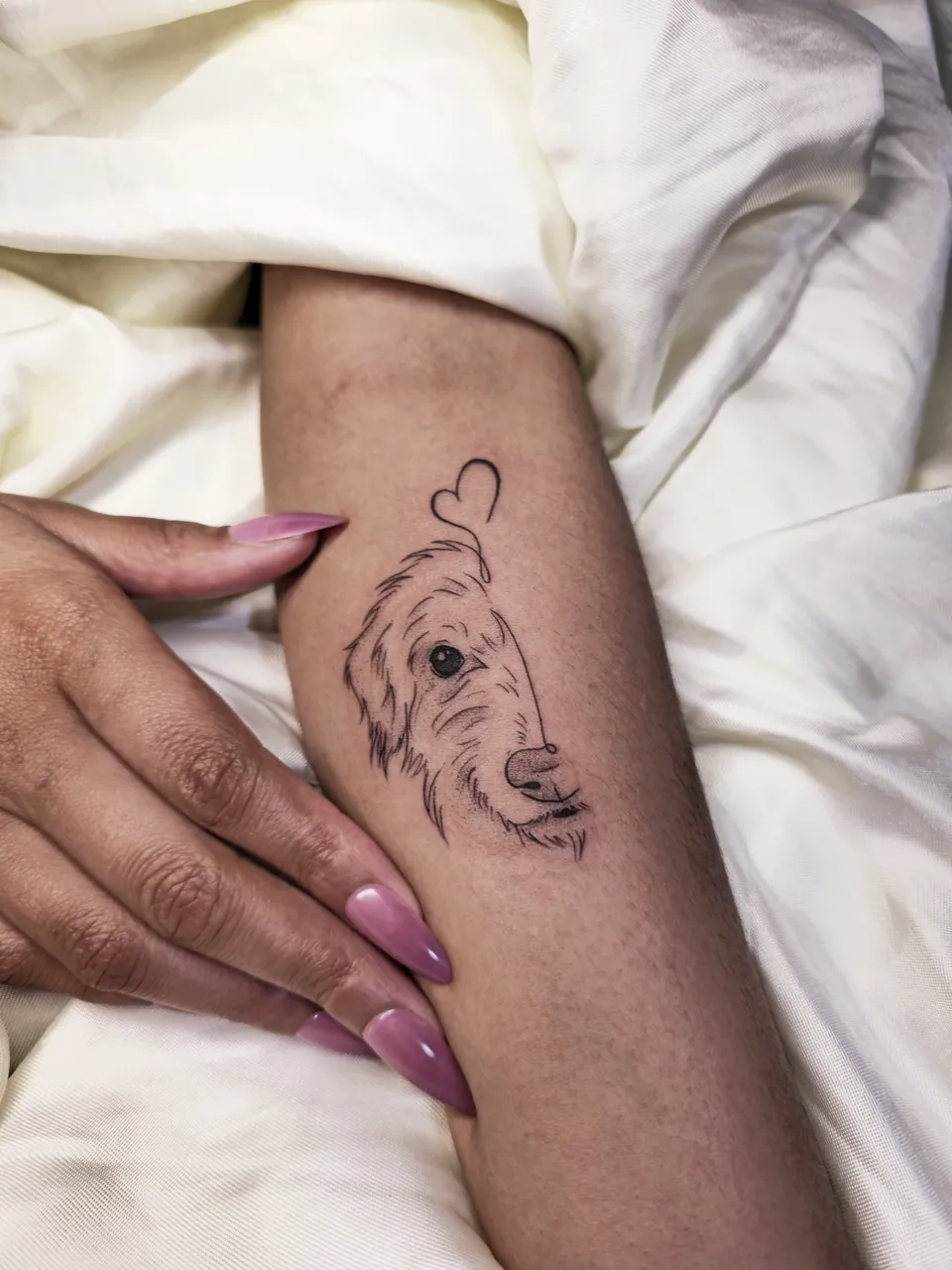 Tatuagem em traço fino, detalhe
